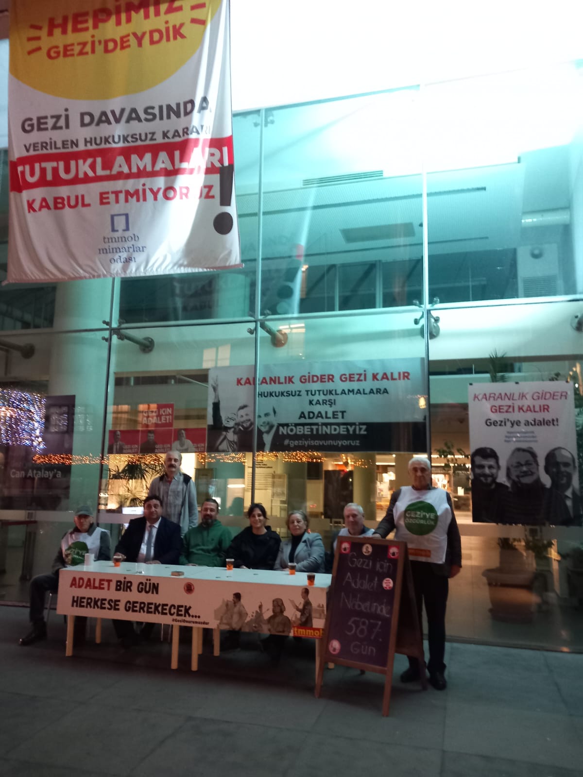 HUKUKSUZ GEZİ TUTUKLAMALARINA KARŞI ADALET NÖBETİNDEYDİK! /03 ARALIK 2023