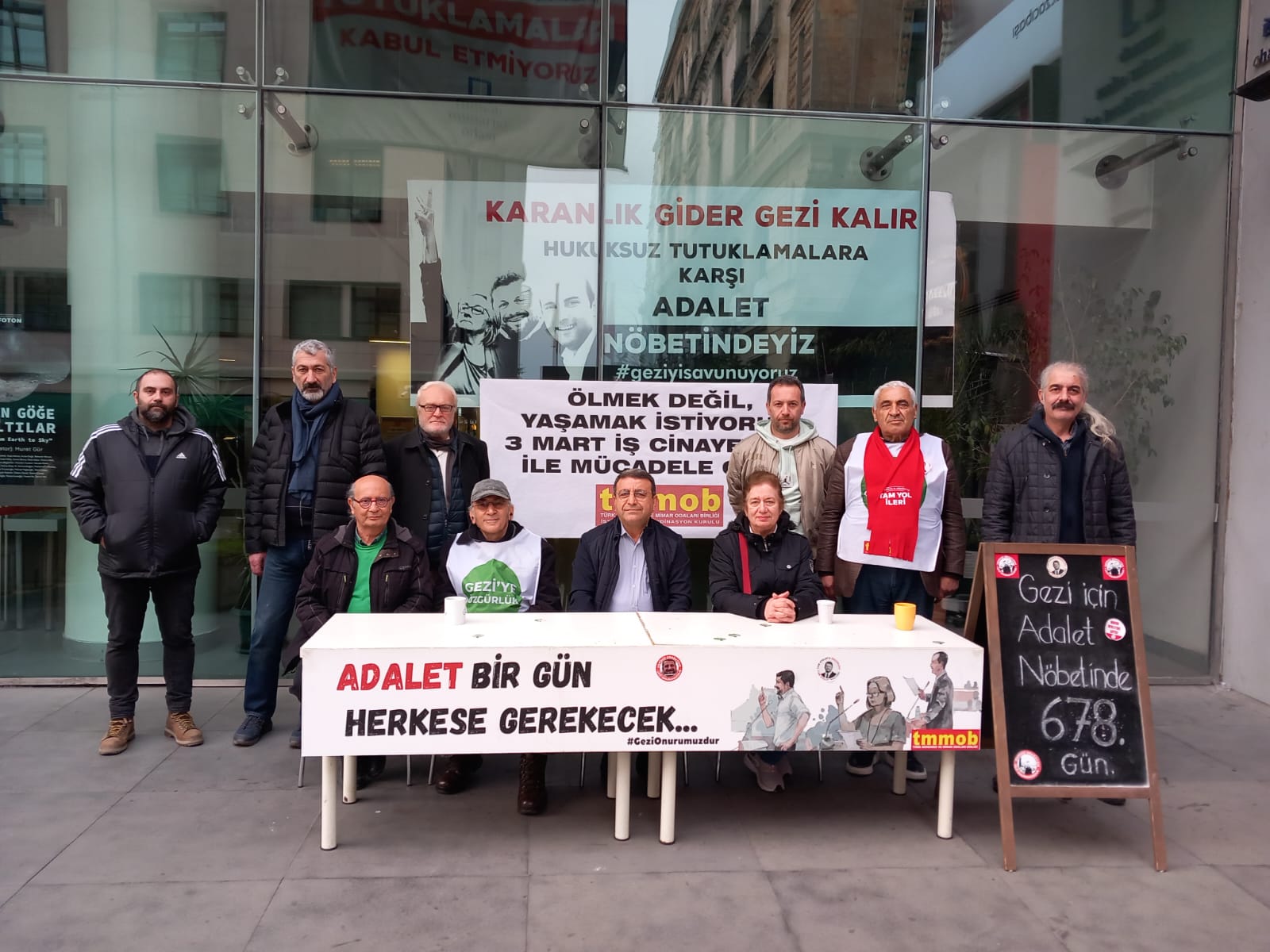 HUKUKSUZ GEZİ TUTUKLAMALARINA KARŞI 678. GÜNÜNDE ADALET NÖBETİMİZ DEVAM EDİYOR!