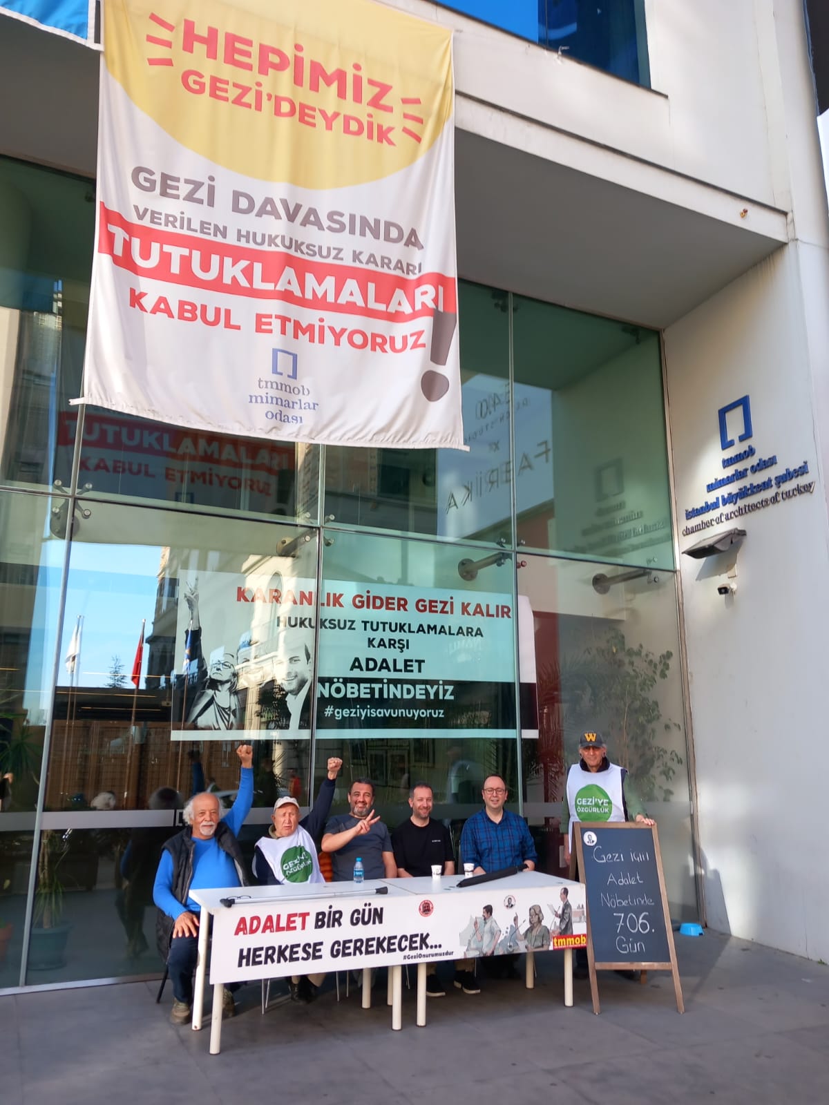 HUKUKSUZ GEZİ TUTUKLAMALARINA KARŞI 706. GÜNÜNDE ADALET NÖBETİMİZ DEVAM EDİYOR!