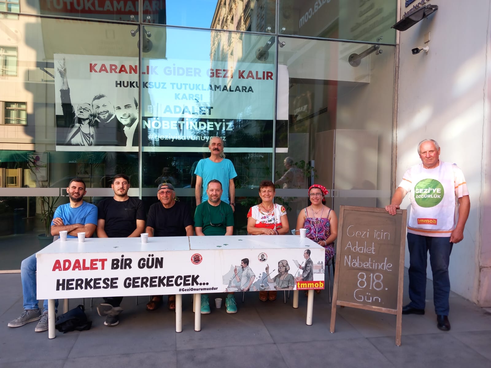 HUKUKSUZ GEZİ TUTUKLAMALARINA KARŞI 818. GÜNÜNDE ADALET NÖBETİMİZ DEVAM EDİYOR!