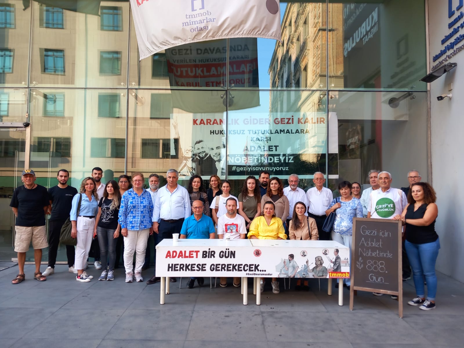 HUKUKSUZ GEZİ TUTUKLAMALARINA KARŞI 888. ve 895. GÜNÜNDE ADALET NÖBETİMİZ DEVAM EDİYOR!