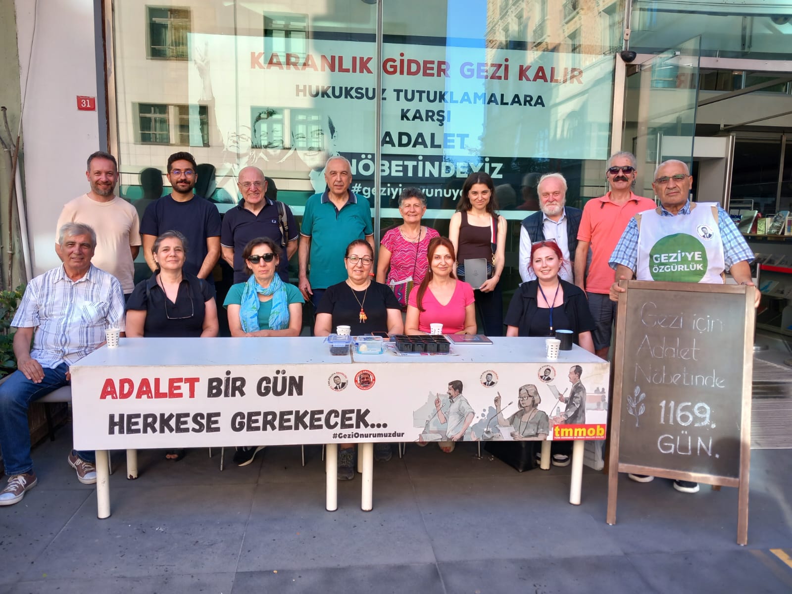 HUKUKSUZ GEZİ TUTUKLAMALARINA KARŞI 1169. GÜNÜNDE ADALET NÖBETİMİZ DEVAM EDİYOR!