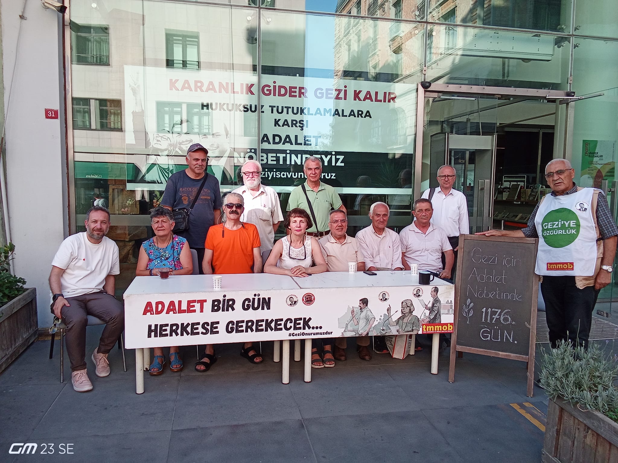 HUKUKSUZ GEZİ TUTUKLAMALARINA KARŞI 1176. GÜNÜNDE ADALET NÖBETİMİZ DEVAM EDİYOR!