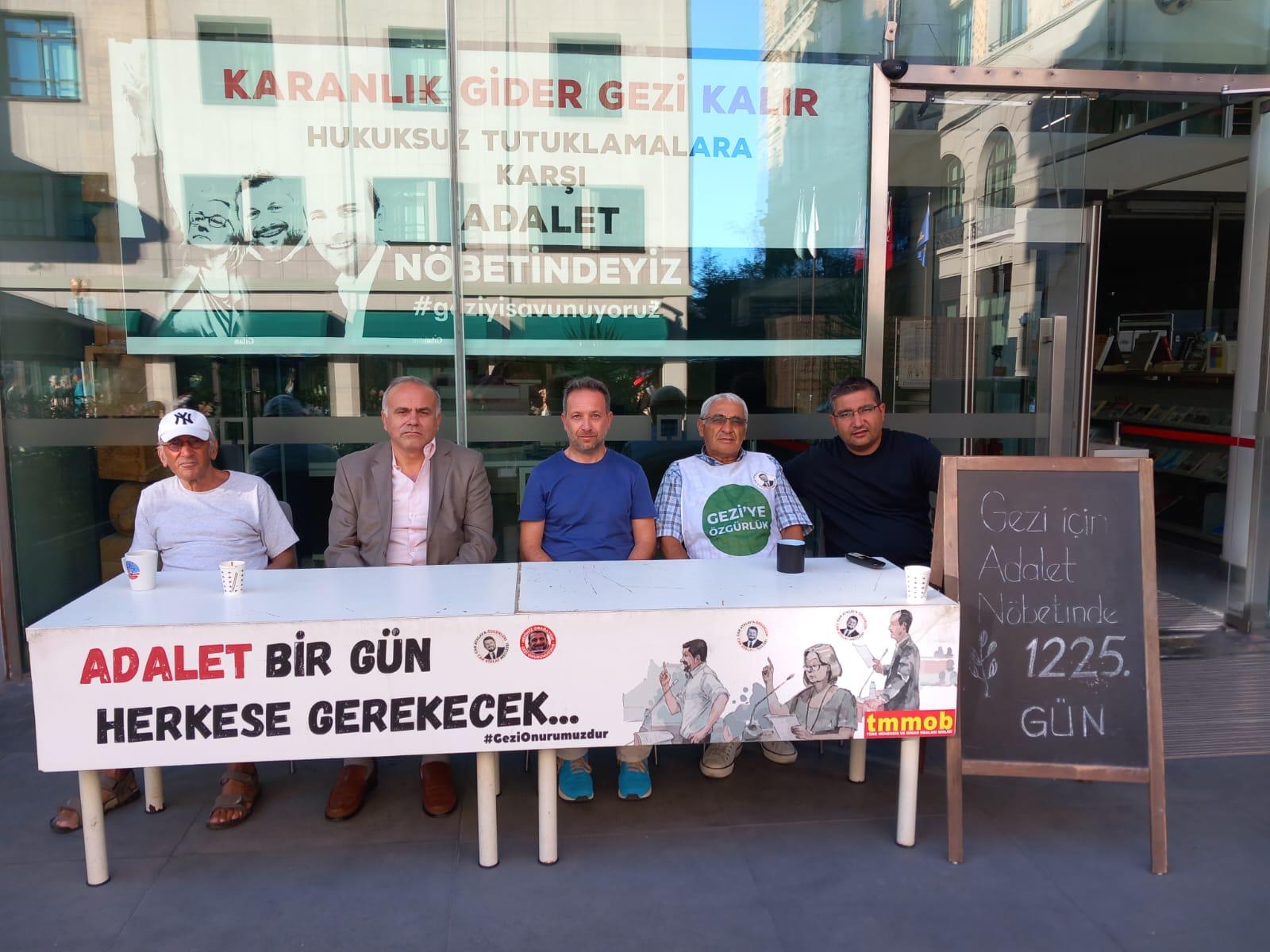 HUKUKSUZ GEZİ TUTUKLAMALARINA KARŞI 1225. GÜNÜNDE ADALET NÖBETİMİZ DEVAM EDİYOR!