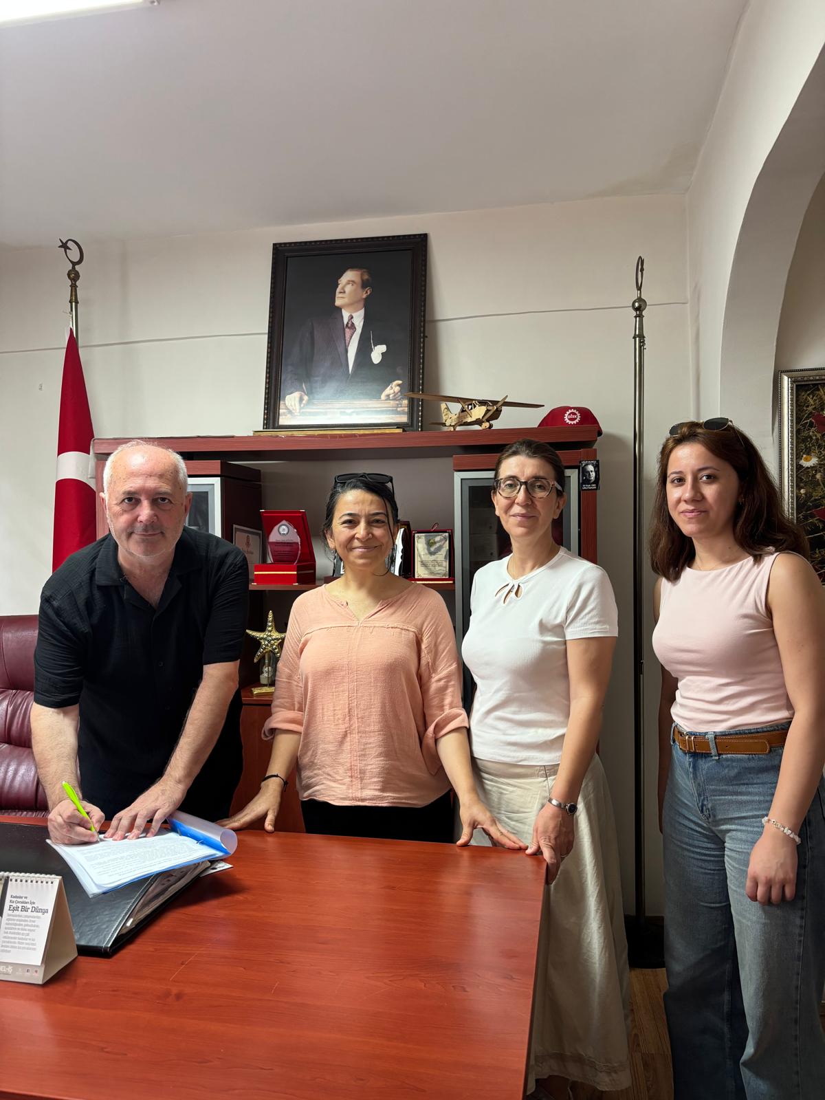 DİSK Kocaeli Bölge Temsicisi Vedat Küçük'ü, DİSK Lastik-İş Sendikası Kocaeli Şubesi'ni, DİSK Birleşik Metal-İş Sendikası Kocaeli Şubesi'ni, Türk-İş'e bağlı Petrol-İş Sendikası Gebze Şube'sini ziyaret ettik.
