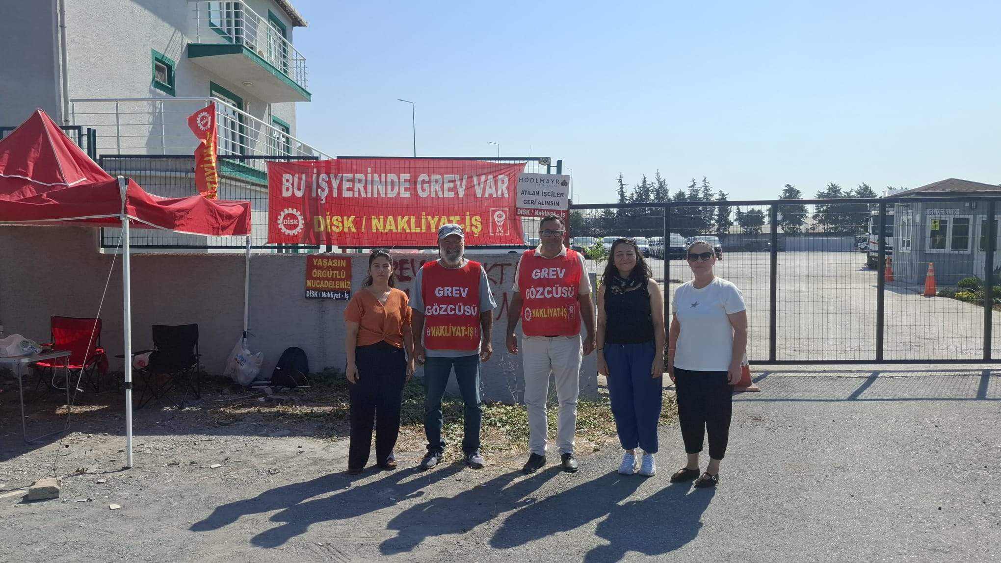 TMMOB Gıda Mühendisleri Odası Kocaeli Şube Yöneticileri olarak, Avusturya'lı Hödlmayr İşvereninin tüm engellemelerine rağmen Nakliyat-İş Sendikası'nın Hödlmayr Lojistik'te 24 gündür kararlılıkla sürdürdüğü Grevine dayanışma ziyaretinde bulunduk.