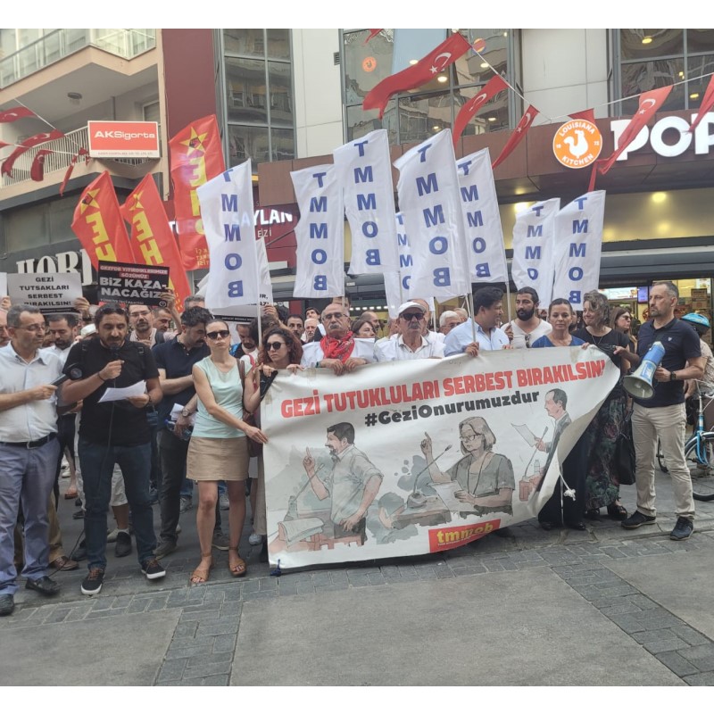 MESLEKİ VE TEKNİK BİLGİLERİNİ HALKIN YARARINA KULLANDIKLARI İÇİN ARKADAŞLARIMIZ 500 GÜNDÜR TUTUKLU! GEZİ’Yİ SAHİPLENMEYE, ARKADAŞLARIMIZLA DAYANIŞMAYA DEVAM EDECEĞİZ. 