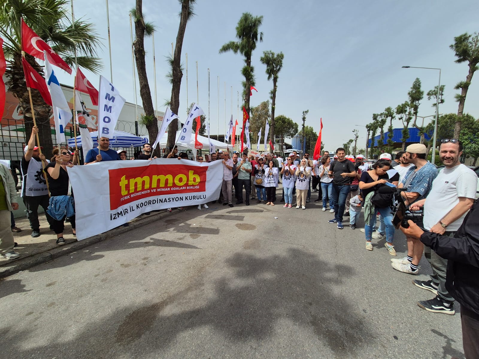 IFFCO TURKEY A.Ş’DE İŞTEN ÇIKARILAN MESLEKTAŞLARIMIZIN YANINDAYIZ.