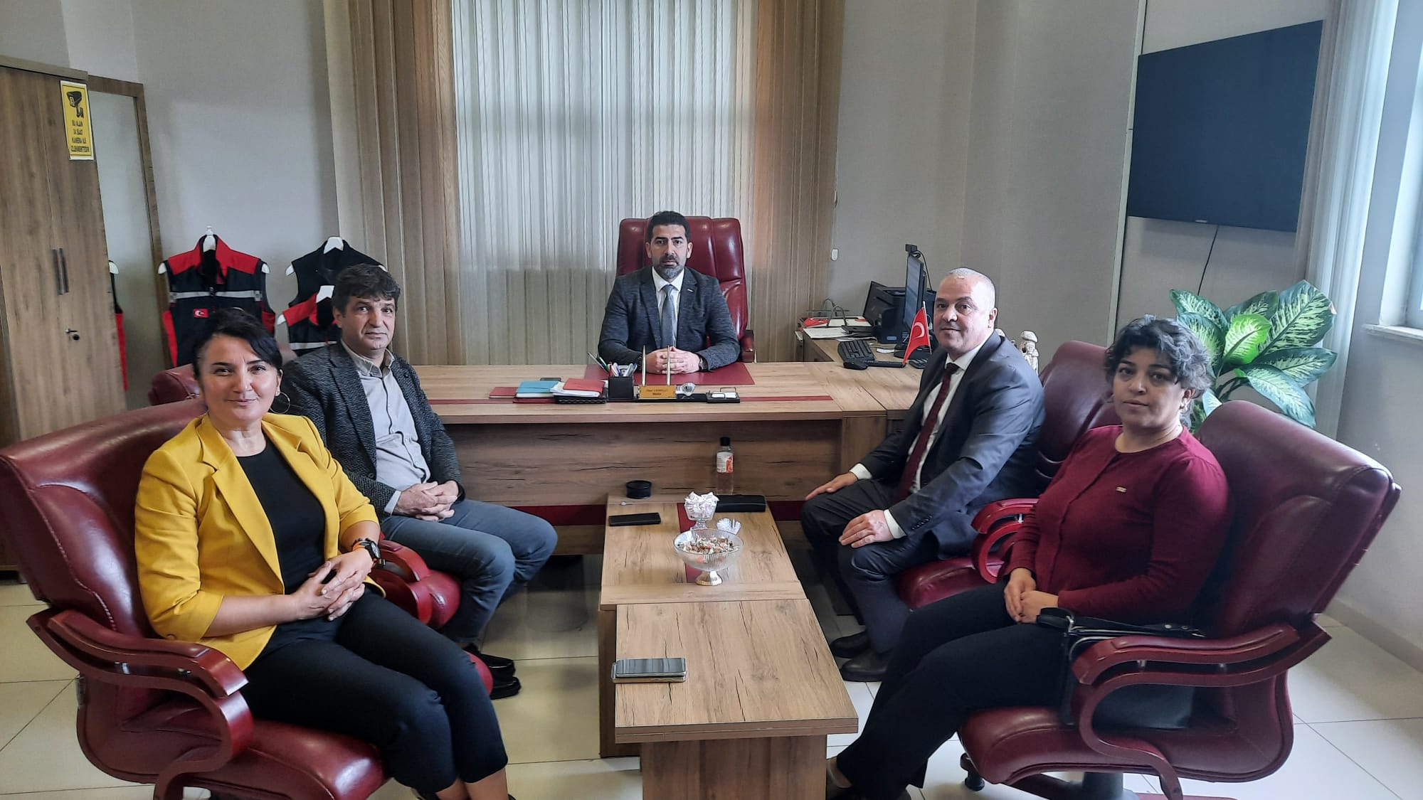 Sarıçam ilçe Tarım Müdürü Sayın Ömer Erdoğan Beyi ziyaret ettik. Misafirperverliklerinden dolayı teşekkür ederiz.