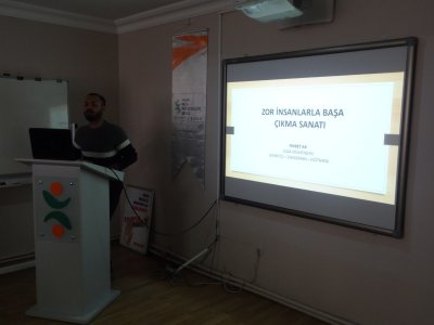 ÖĞRENCİ ÜYELERİMİZE YÖNELİK ZOR İNSANLARLA BAŞA ÇIKMA SEMİNERİ GERÇEKLEŞTİRİLMİŞTİR 