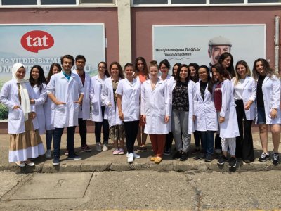 İSTANBUL AYDIN ÜNİVERSİTESİ ÖĞRENCİ TEMSİLCİLİĞİMİZ BURSA TAT FABRİKASINA TEKNİK GEZİ GERÇEKLEŞTİRDİ 