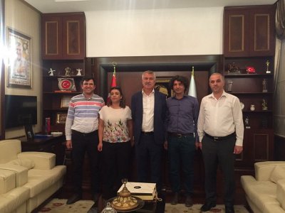 ADANA BÜYÜKŞEHİR BELEDİYE BAŞKANIMIZ SN ZEYDAN KARALAR`I ZİYARET EDEREK TEBRİK BAŞARI DİLEKLERİMİZ İLE GIDA ALANINA DAİR YAPILABİLECEKLER KONUSUNDA ÖNERİLERİMİZİ SUNDUK
