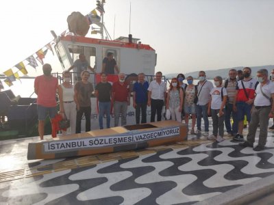 TMMOB İZMİR İKK TARAFINDAN 1 TEMMUZ GELENEKSEL KARTON TEKNELER YARIŞI GERÇEKLEŞTİRİLDİ 