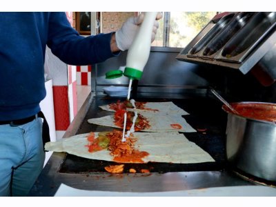 EVRENSEL EGE: UCUZ OLDUĞU İÇİN TERCİH EDİLMEK ZORUNDA KALINAN SAĞLIKSIZ GIDALAR ÖLÜM SAÇIYOR