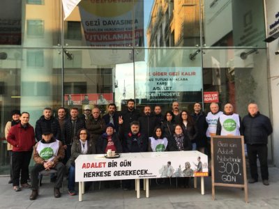HUKUKSUZ GEZİ TUTUKLAMALARINA KARŞI ADALET NÖBETİMİZ DEVAM EDİYOR