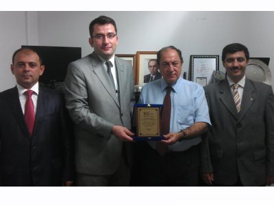 MECİDİYEKÖY HİZMET BİNAMIZA KATKILARINDAN DOLAYI İSTANBUL TİCARET BORSASI YÖNETİM KURULU BAŞKANI SAYIN ATİLLA SÜMER’E PLAKET VERİLMİŞTİR