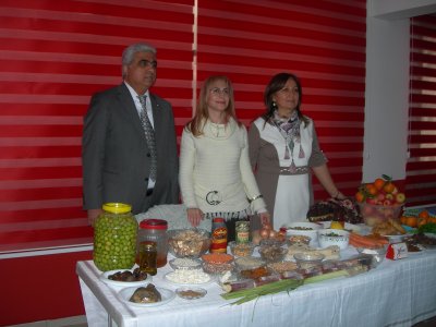 12122012 TARİHİNDE CHP KADIN KOLLLARI ORGANİZASYONUNDA8220;YERLİ MALI HAFTASI” DOLAYISIYLA ŞUBE BAŞKANIMIZ DOÇ DR IŞIL VAR GIDA KONUSUNDA SEMİNER VERDİ
