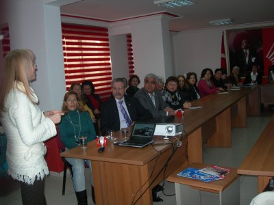 12122012 TARİHİNDE CHP KADIN KOLLLARI ORGANİZASYONUNDA8220;YERLİ MALI HAFTASI” DOLAYISIYLA ŞUBE BAŞKANIMIZ DOÇ DR IŞIL VAR GIDA KONUSUNDA SEMİNER VERDİ
