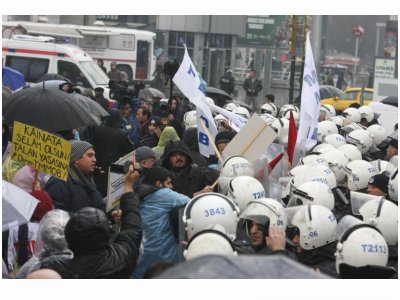 BASIN AÇIKLAMASI YAPMAK İSTEYEN TMMOB ÜYELERİNE MÜDAHALE