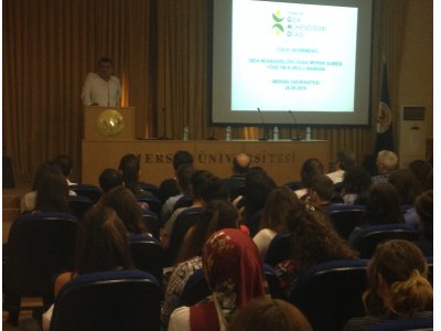 MERSİN ÜNİVERSİTESİ`NDE DÜZENLENEN GIDA MÜHENDİSLİĞİ BÖLÜMÜ ONUR BELGESİ DAĞITIMI VE GİRİŞİMCİLİK KONFERANSINA KONUŞMACI OLARAK BAŞKANIMIZ YUSUF DEĞİRMENCİ KATILARAK ODAMIZI VE FAALİYETLERİMİZİ TANITAN BİR SUNUM GERÇEKLEŞTRİDİ
